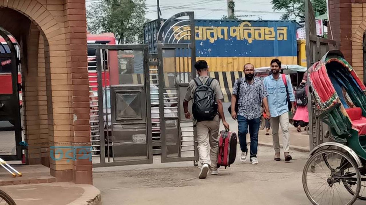 ক্যাম্পাস ছাড়ছেন জাবি শিক্ষার্থীরা