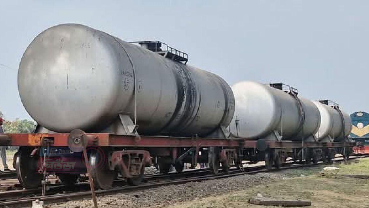 ৯ ঘন্টা পরে রাজশাহী রুটে ট্রেন চলাচল স্বাভাবিক 