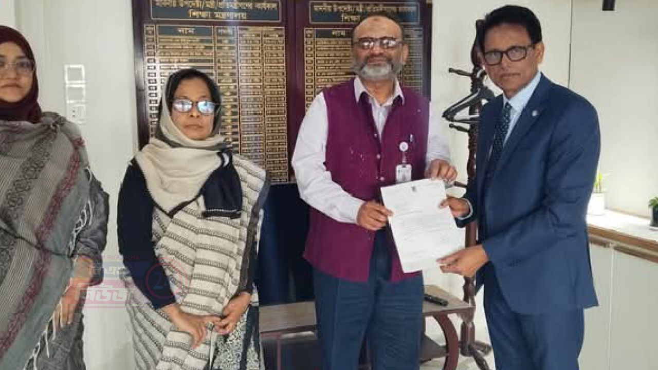 ঢাকা বিশ্ববিদ্যালয়ের উপাচার্য অধ্যাপক নিয়াজ আহমদ খান পদত্যাগ করেছেন 