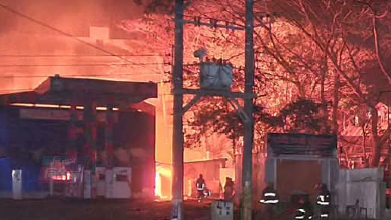 কক্সবাজারে ভয়াবহ অগ্নিকাণ্ডের ঘটনা ঘটেছে ৯ জন আহত হয়েছে 