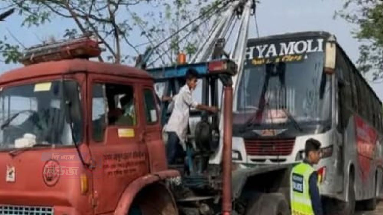 ফেনীর রামপুর রাস্তার মাথায় ত্রিমুখী সংঘর্ষে নিহত ৩