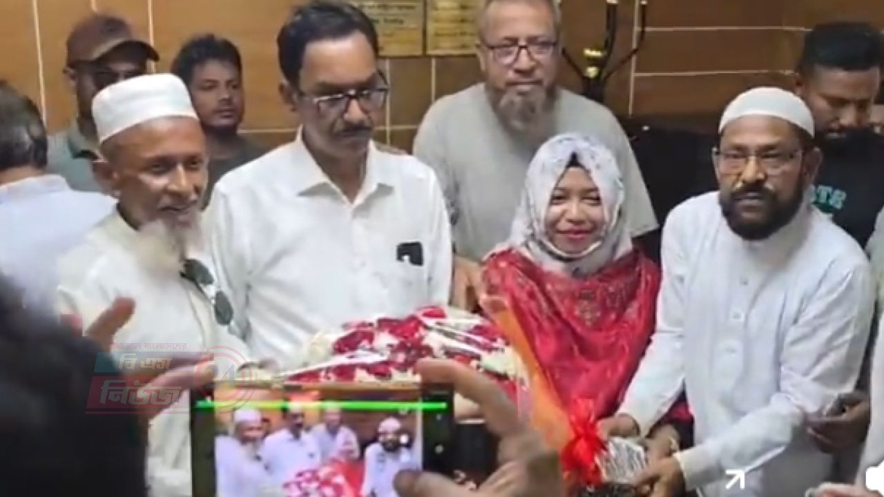 ফেনী জেলা পরিষদের প্রশাসক হিসেবে এম এ খালেকের প্রথম কর্মদিবস, ফুলের সংবর্ধনা