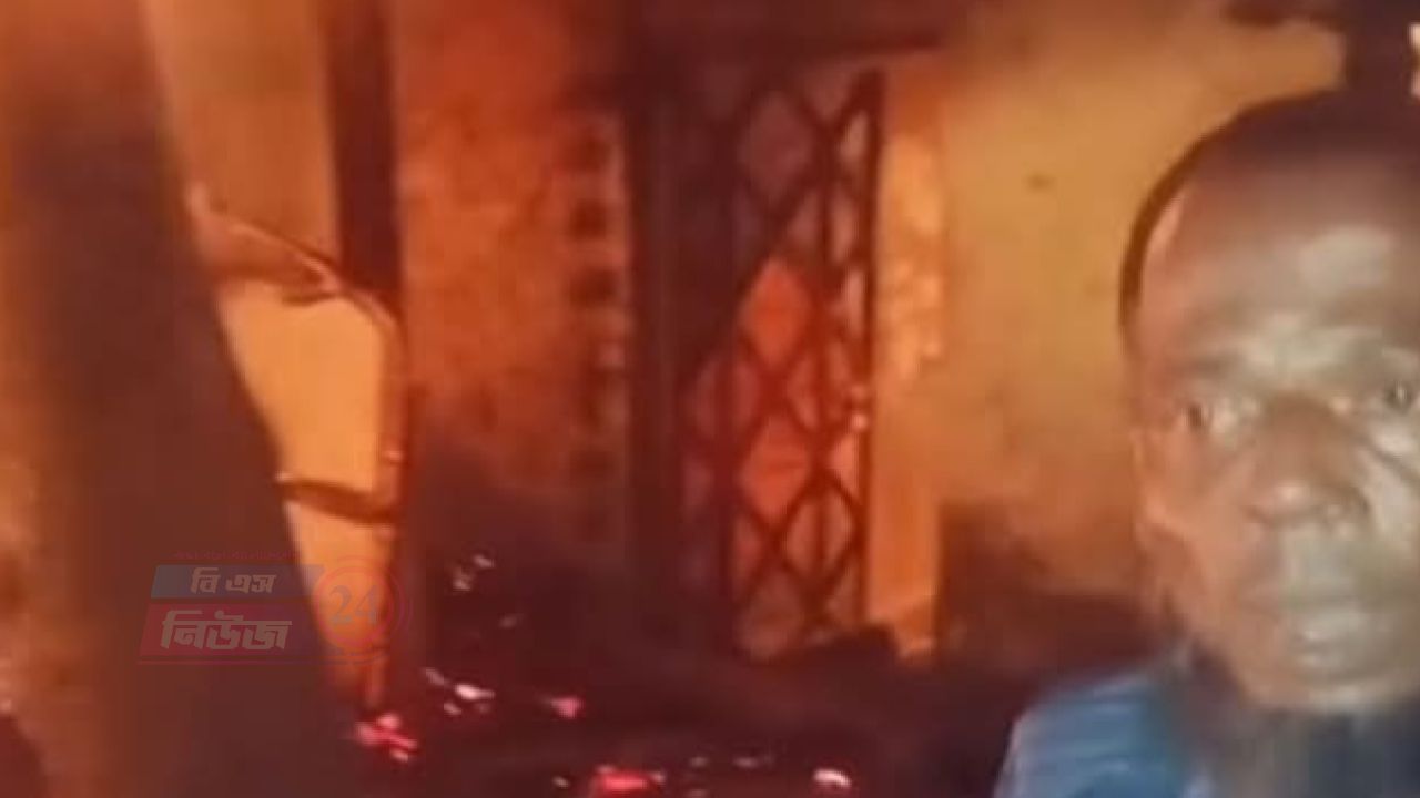 ফেনীর শশদিতে ছাত্রদল নেতা শিবলুর  বাড়িতে অগ্নিসংযোগ